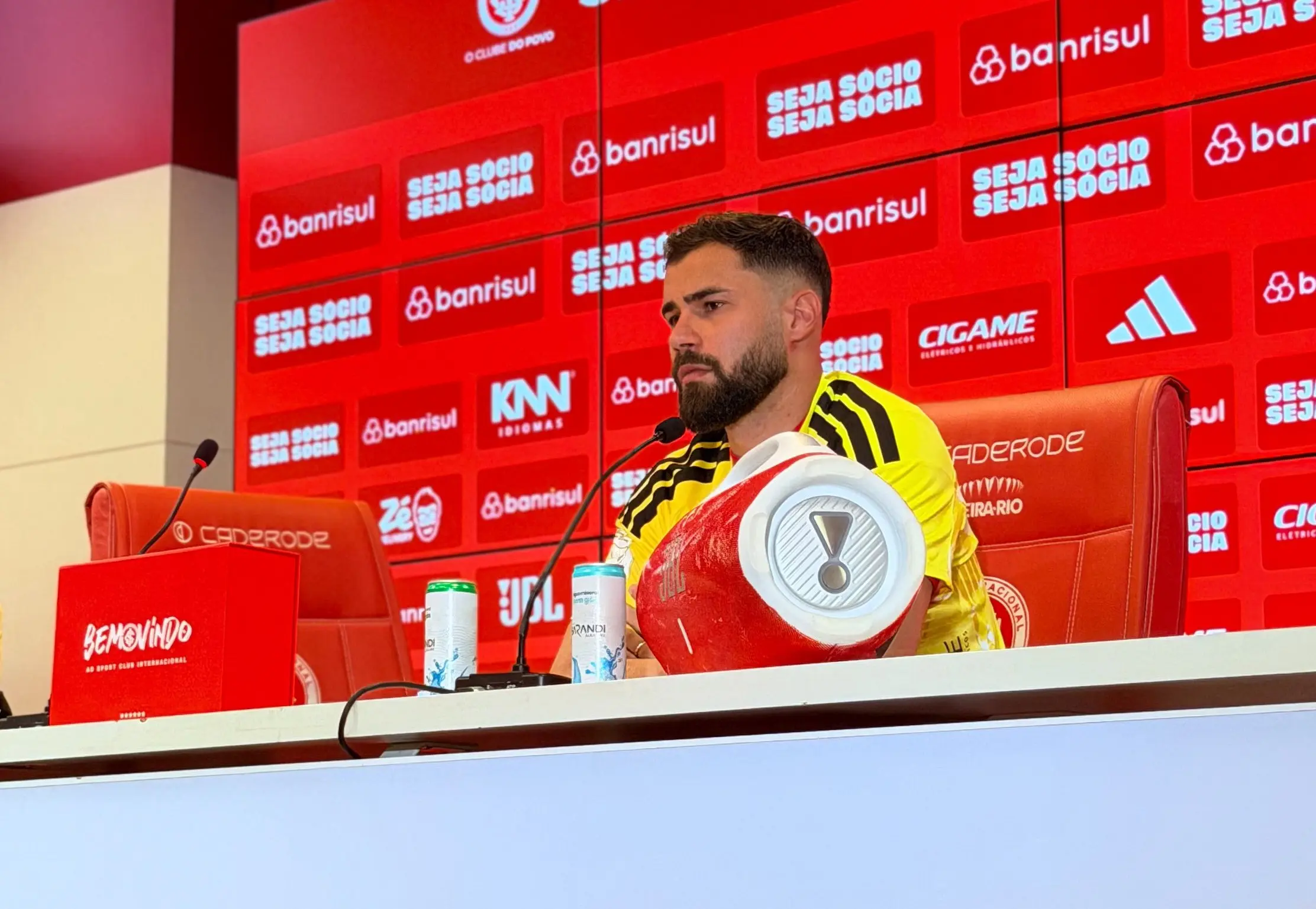 Internacional apresenta Matheus Cunha; goleiro rebate críticas e destaca sacrifício físico no passado