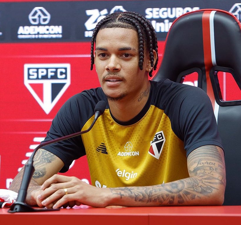 Newton é apresentado e diz que pode ajudar como zagueiro