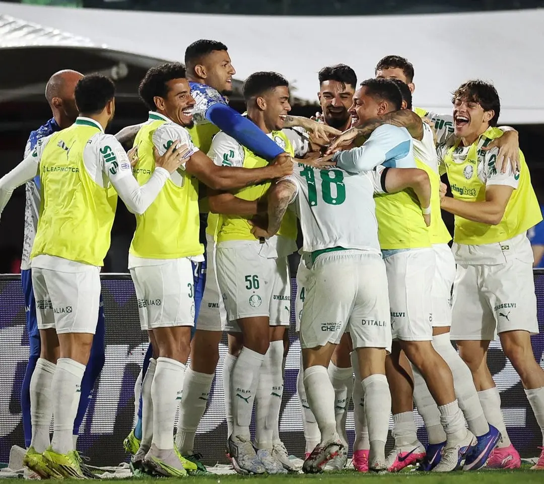 Palmeiras aproveita expulsões, goleia o Vitória e amplia vantagem na liderança do Brasileirão