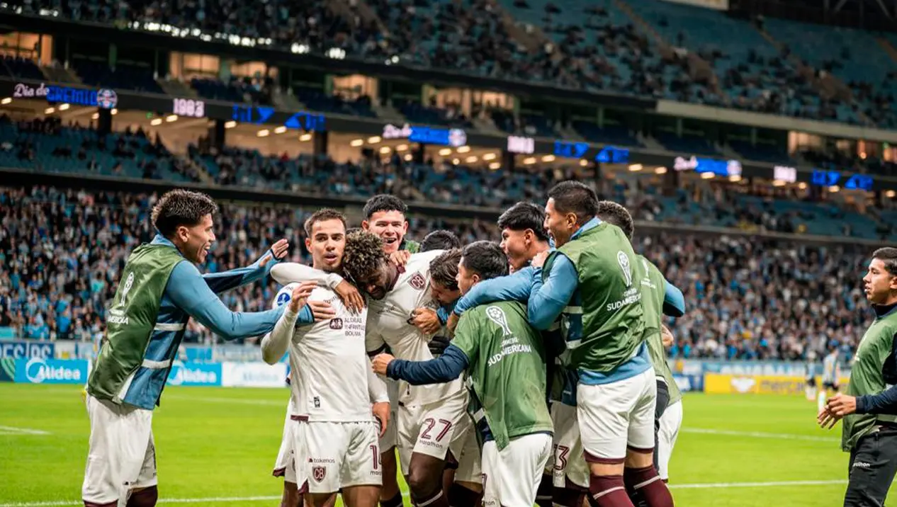 Em jogo de três expulsões, Grêmio perde do Bolívar em casa e dá adeus à Sul-Americana