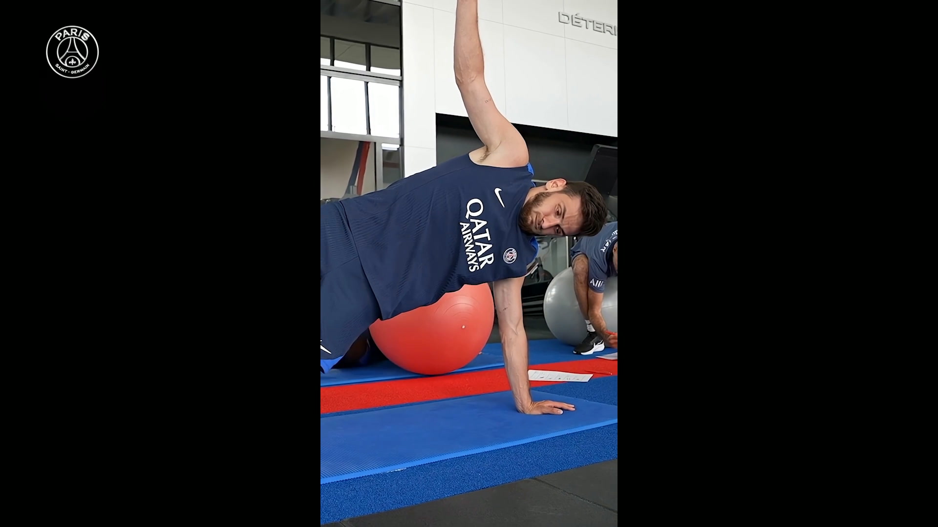 Kvaratskhelia com reflexos de Homem-Aranha: show de flexibilidade na academia do PSG