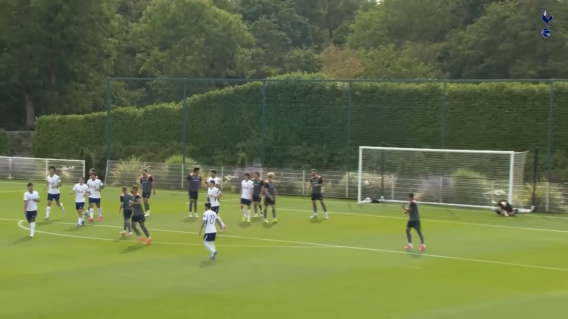 Mateus Fernandes marca um golaço na estreia pelo Tottenham; confira o lance