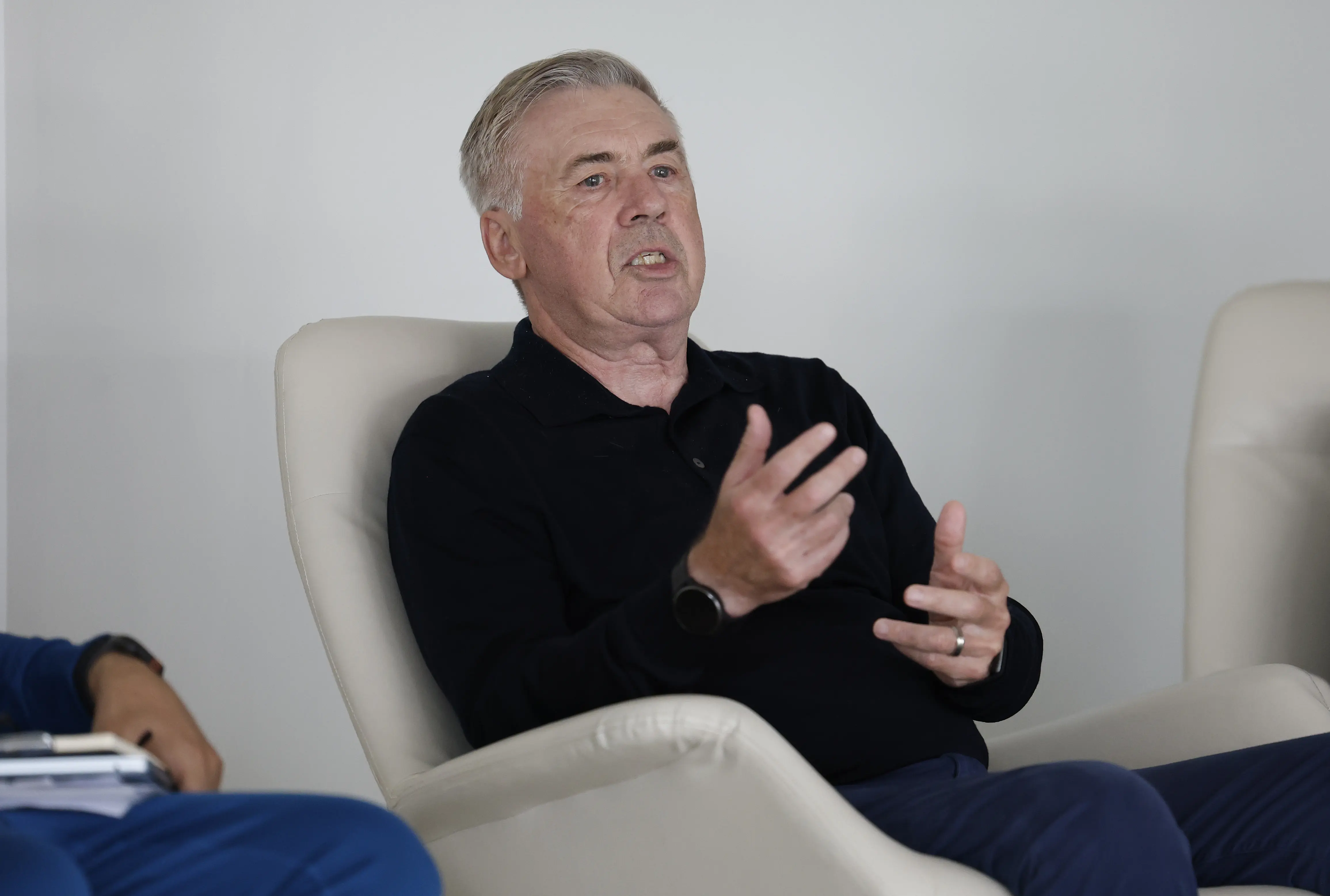 Ancelotti se reúne com técnicos da base e promete “novas caras” na Seleção