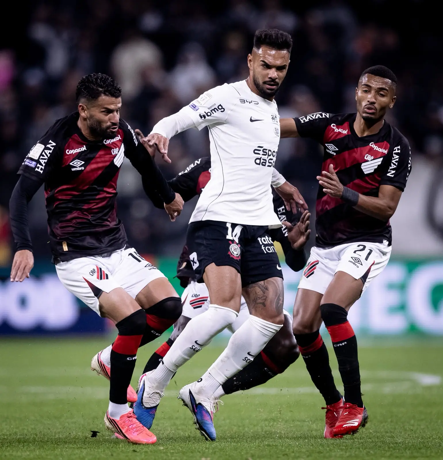 Raniele elogia postura do Corinthians após empate, mas lamenta "falta de capricho"