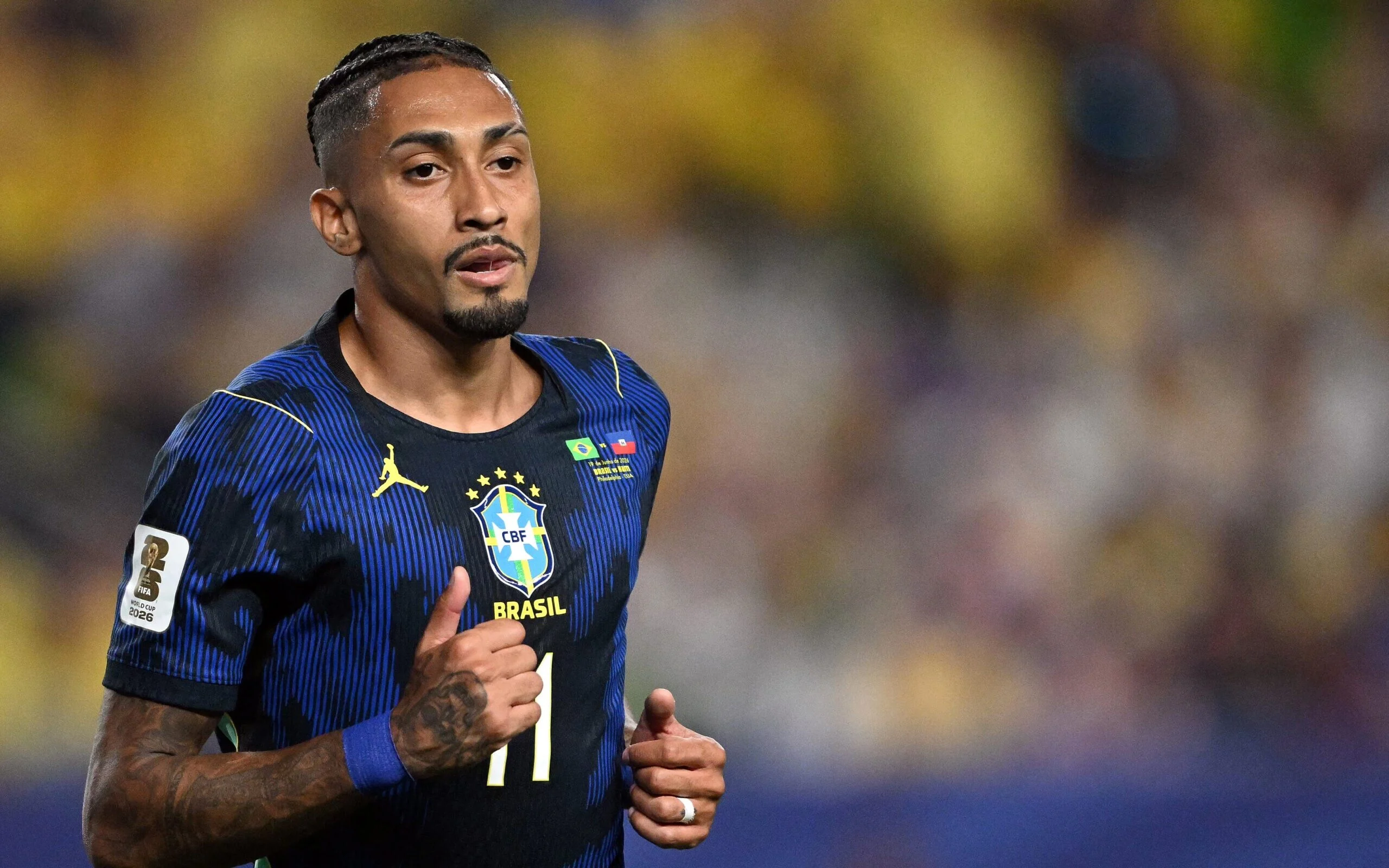 Raphinha volta aos treinamentos com o Barcelona após lesão na Copa