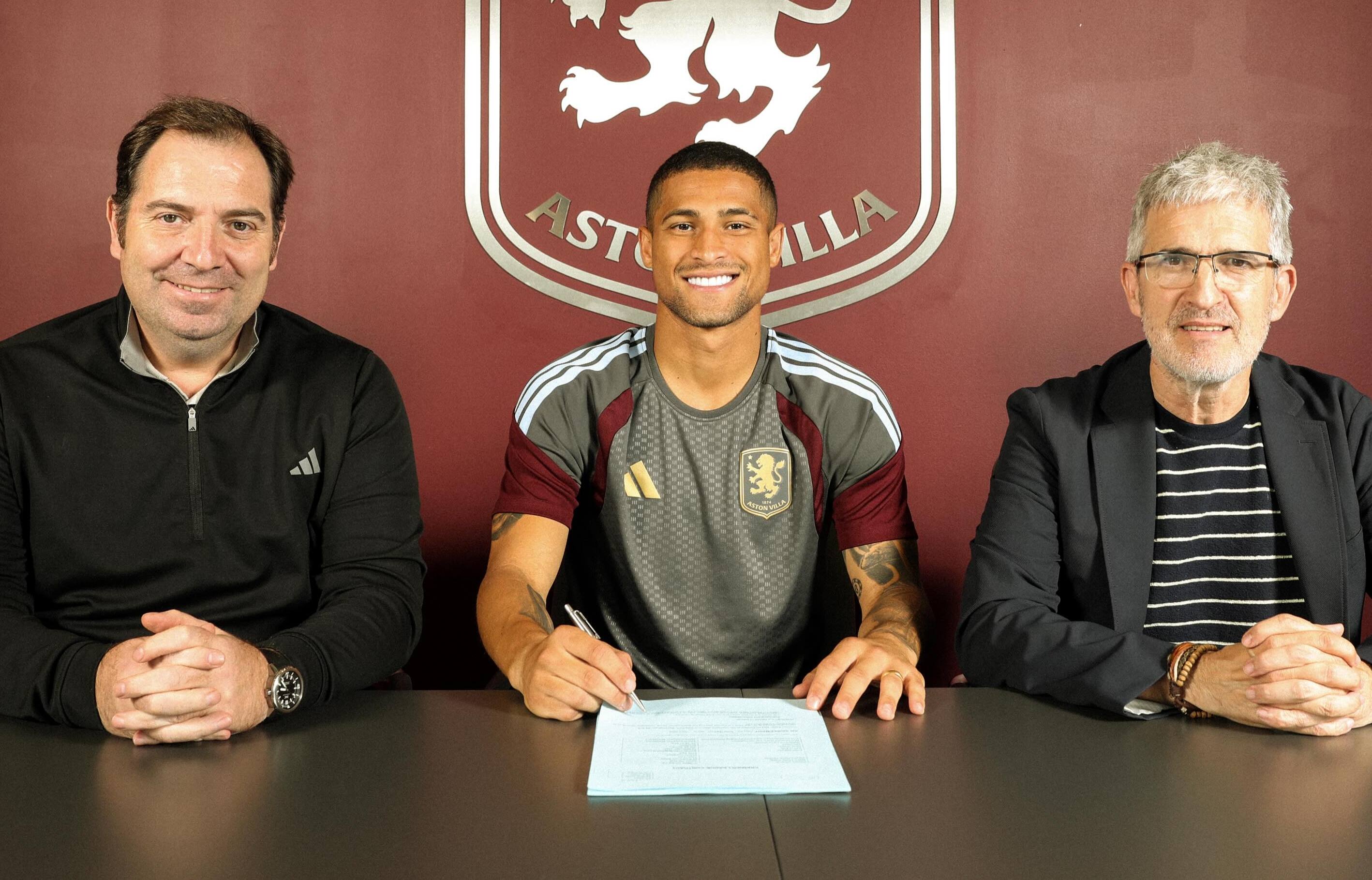 Aston Villa anuncia contratação do brasileiro João Gomes
