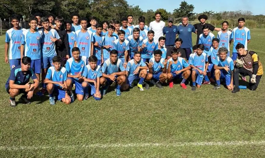 Vitor Reis visita escolinha onde iniciou trajetória durante férias no Brasil