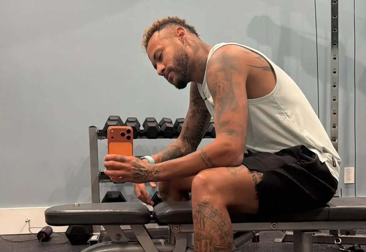 Neymar posta foto na academia antes de se reapresentar no Santos