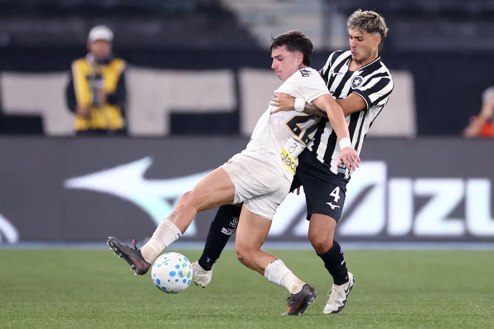 Mateo Ponte atinge 100 jogos pelo Botafogo e celebra triunfo sobre o Santos