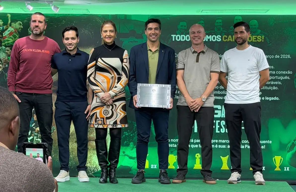Técnico com mais títulos, Abel Ferreira é homenageado com espaço especial na Sala de Troféus do Palmeiras