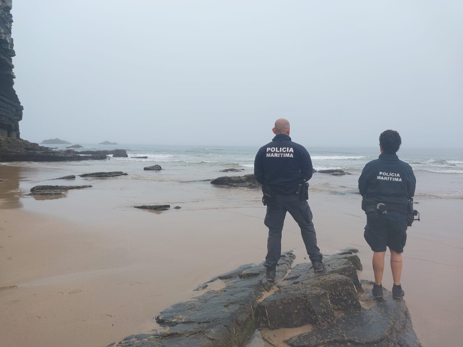 Autoridades portuguesas buscam surfista britânico que desapareceu em praia