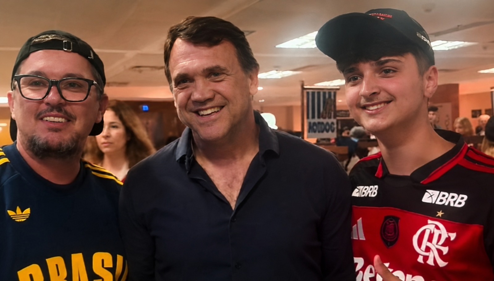 Petkovic acompanha jogo do Flamengo no Maracanã ao lado de turistas