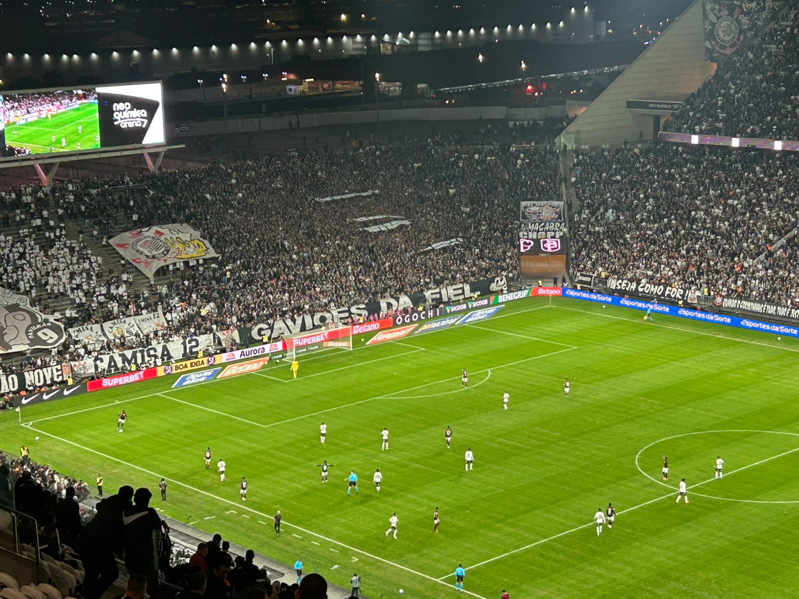 Torcida do Corinthians leva faixas à Neo Química Arena e protesta contra diretoria
