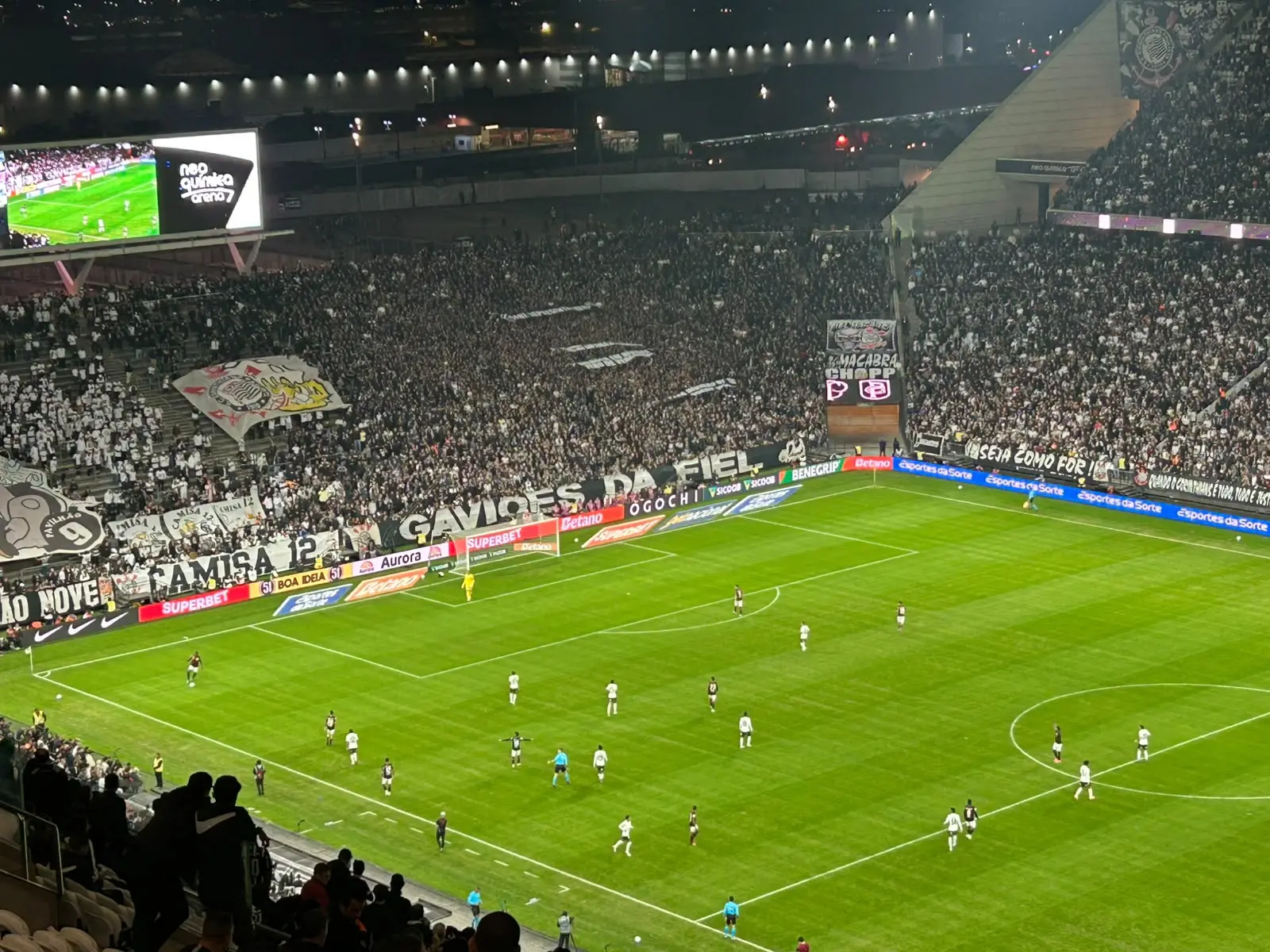 Torcida do Corinthians leva faixas à Neo Química Arena e protesta contra diretoria