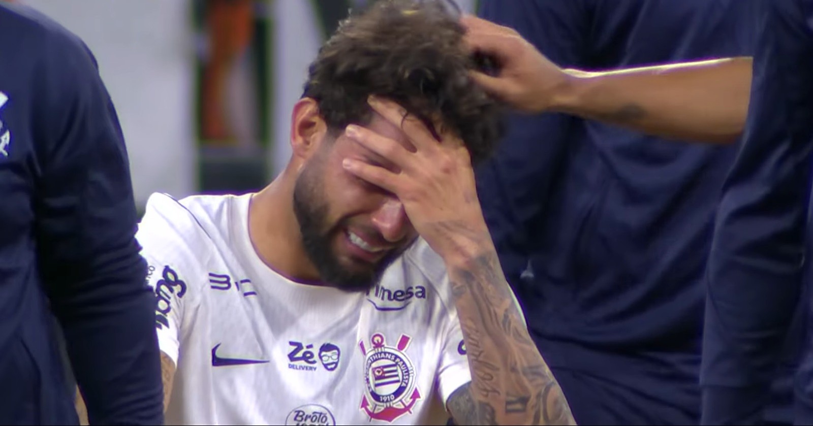 Yuri Alberto sente a coxa direita e deixa jogo do Corinthians chorando