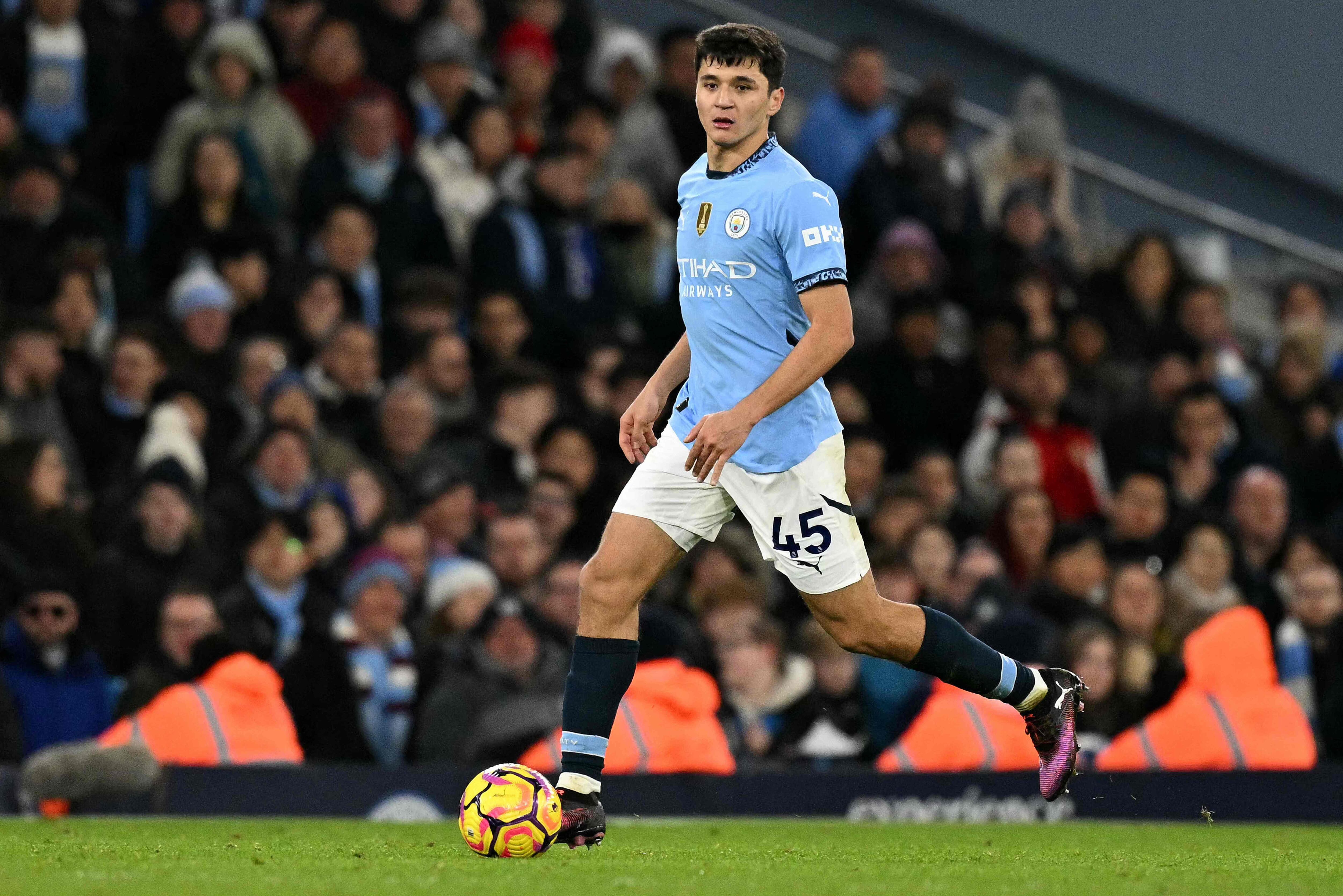 Manchester City renova com zagueiro uzbeque Khusanov; veja detalhes