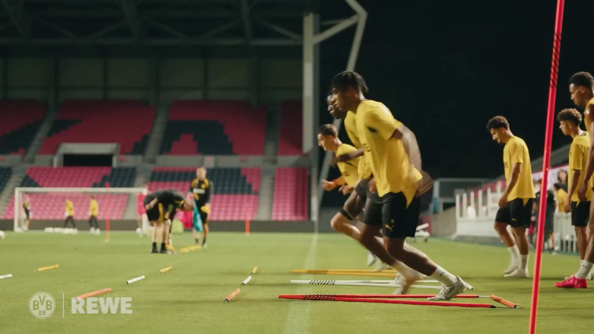 Torcida do BVB marca presença em peso no treino aberto em Osaka