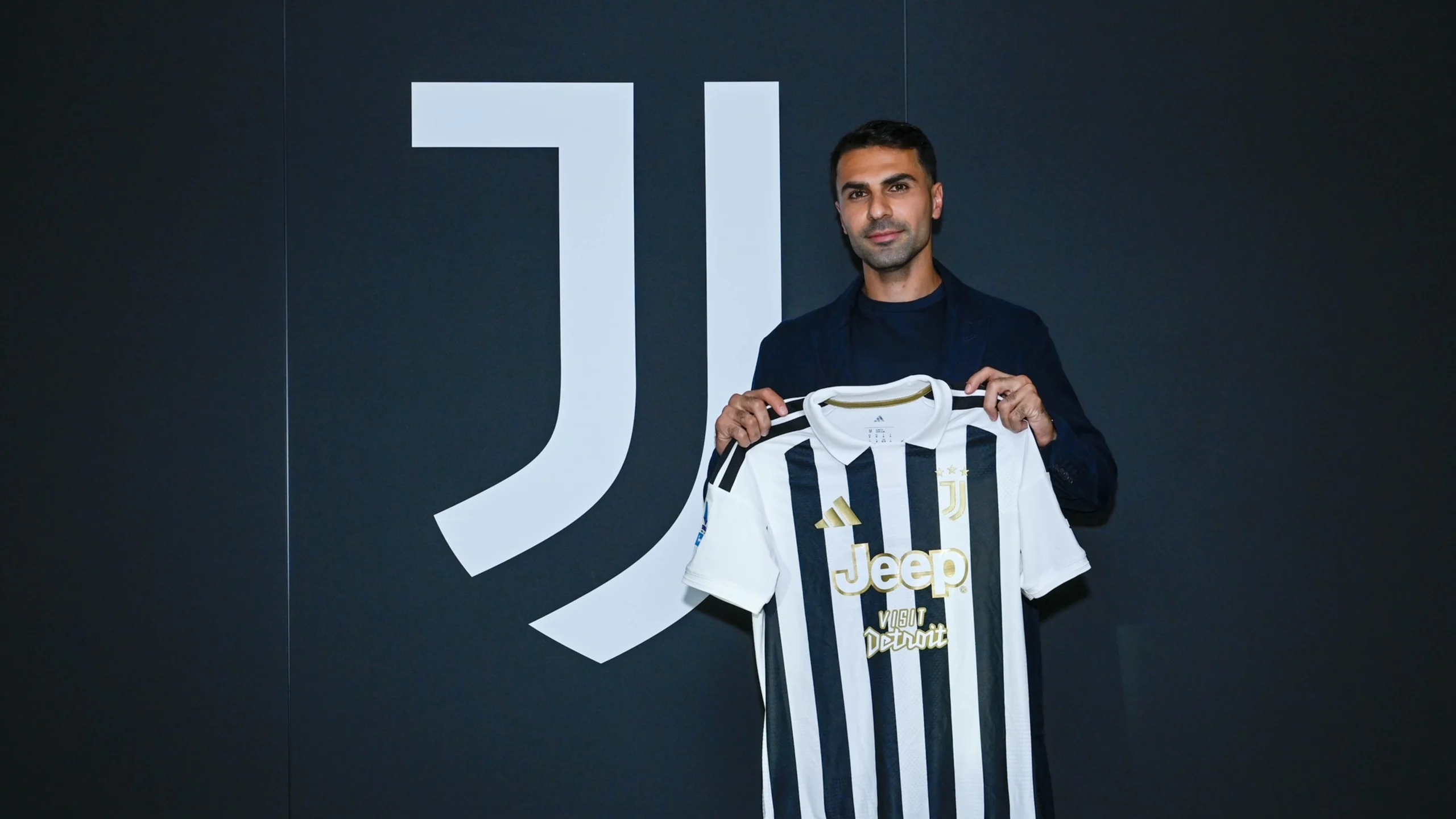 Juventus anuncia contratação de lateral turco