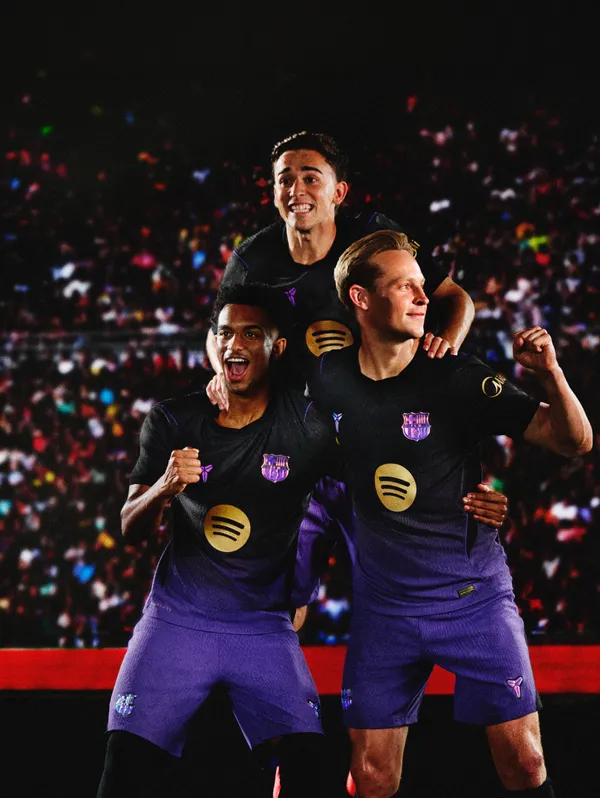 Veja fotos da nova camisa reserva do Barcelona para a temporada 2026/27
