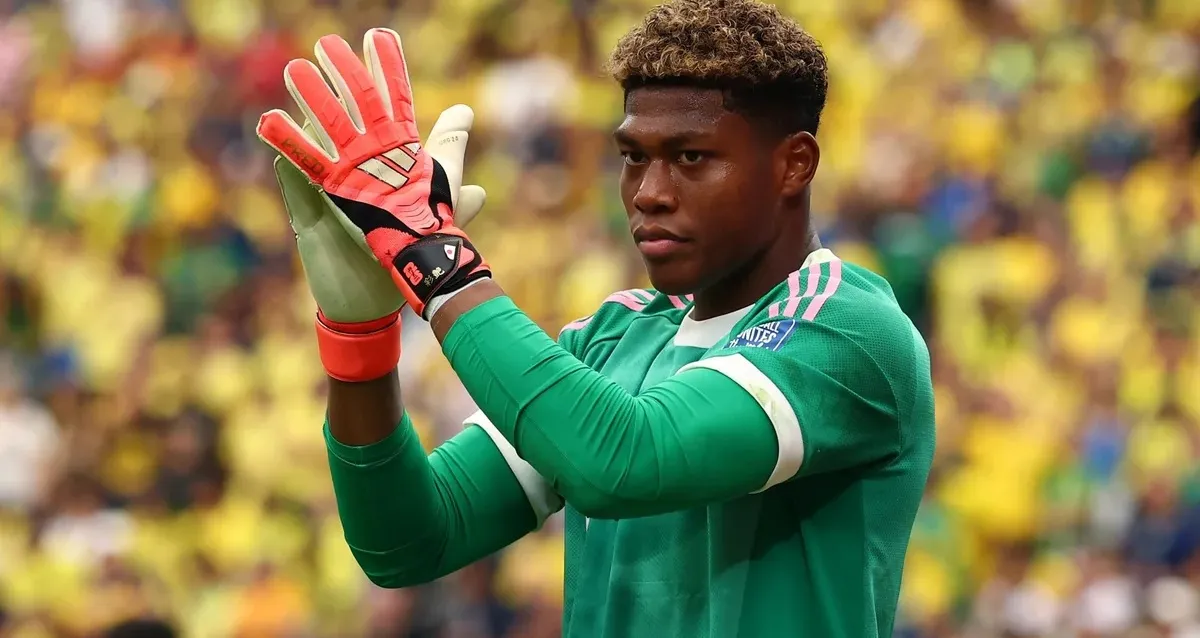 Goleiro que brilhou contra o Brasil na Copa do Mundo entra na mira de Juventus e PSG