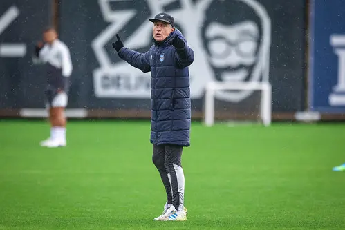 Frio e chuva não impedem Grêmio de intensificar preparação para amistoso em Sinop