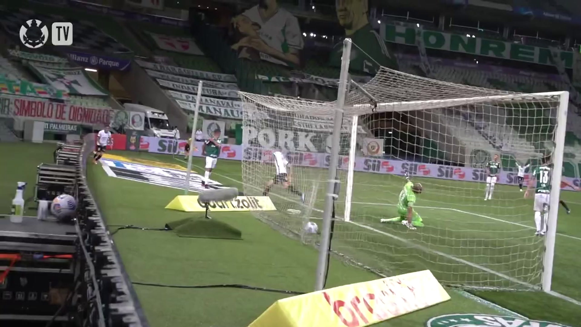 Gabriel completa 34 anos; relembre o gol do volante no empate do Corinthians com o Palmeiras