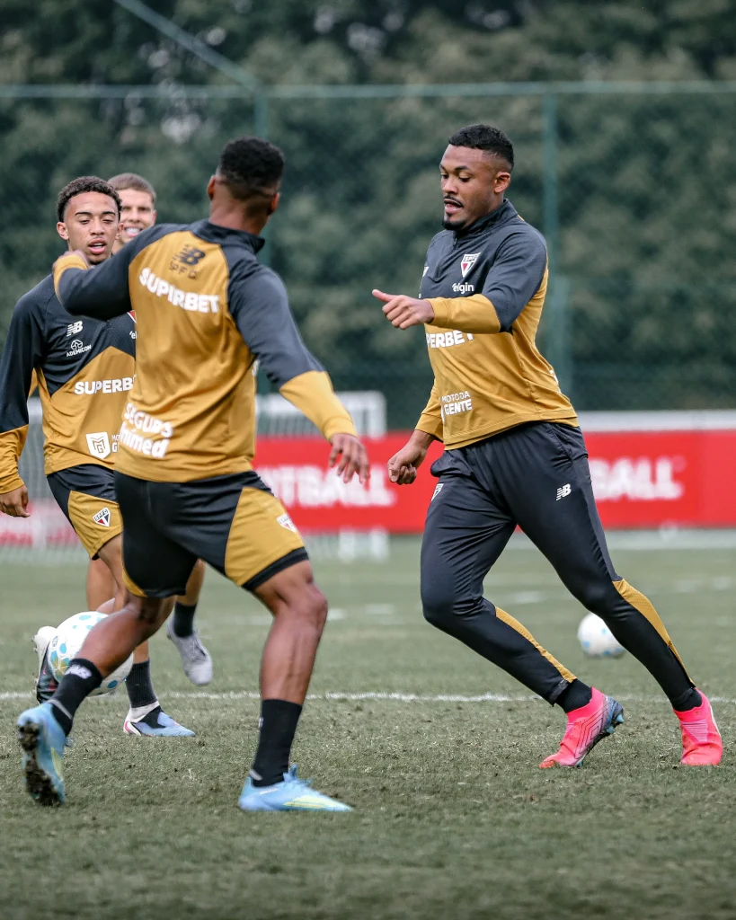 Seis jogos sem vencer! São Paulo ganha reforços e busca reação contra o Flamengo.