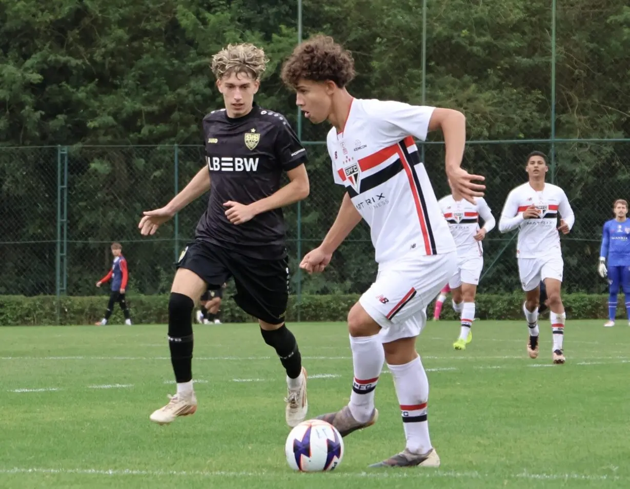 Sub-17 do São Paulo vence amistoso contra o Stuttgart em Cotia