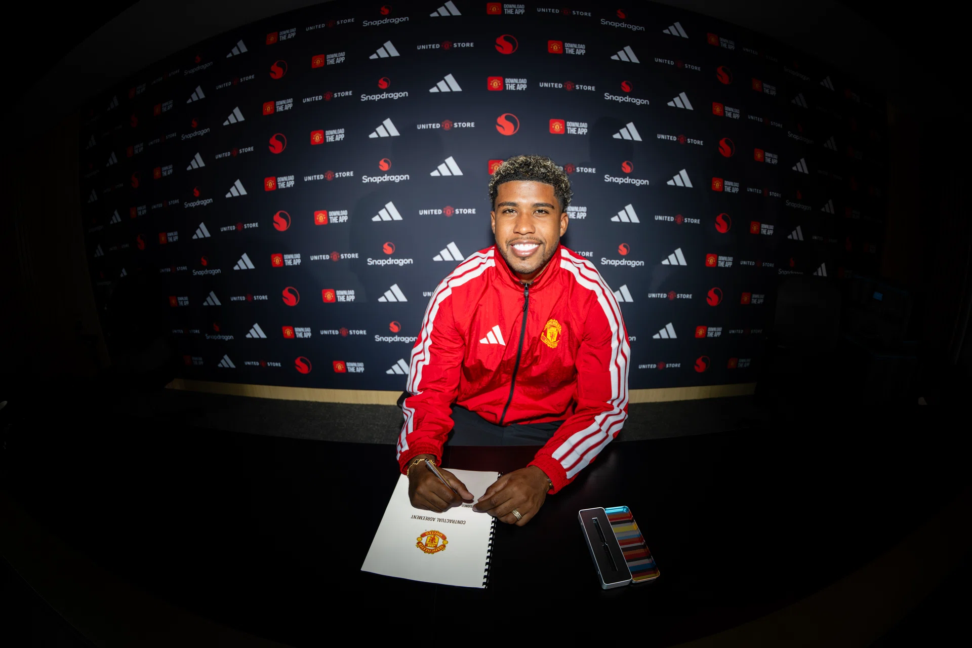 Manchester United anuncia a contratação de Andrey Santos