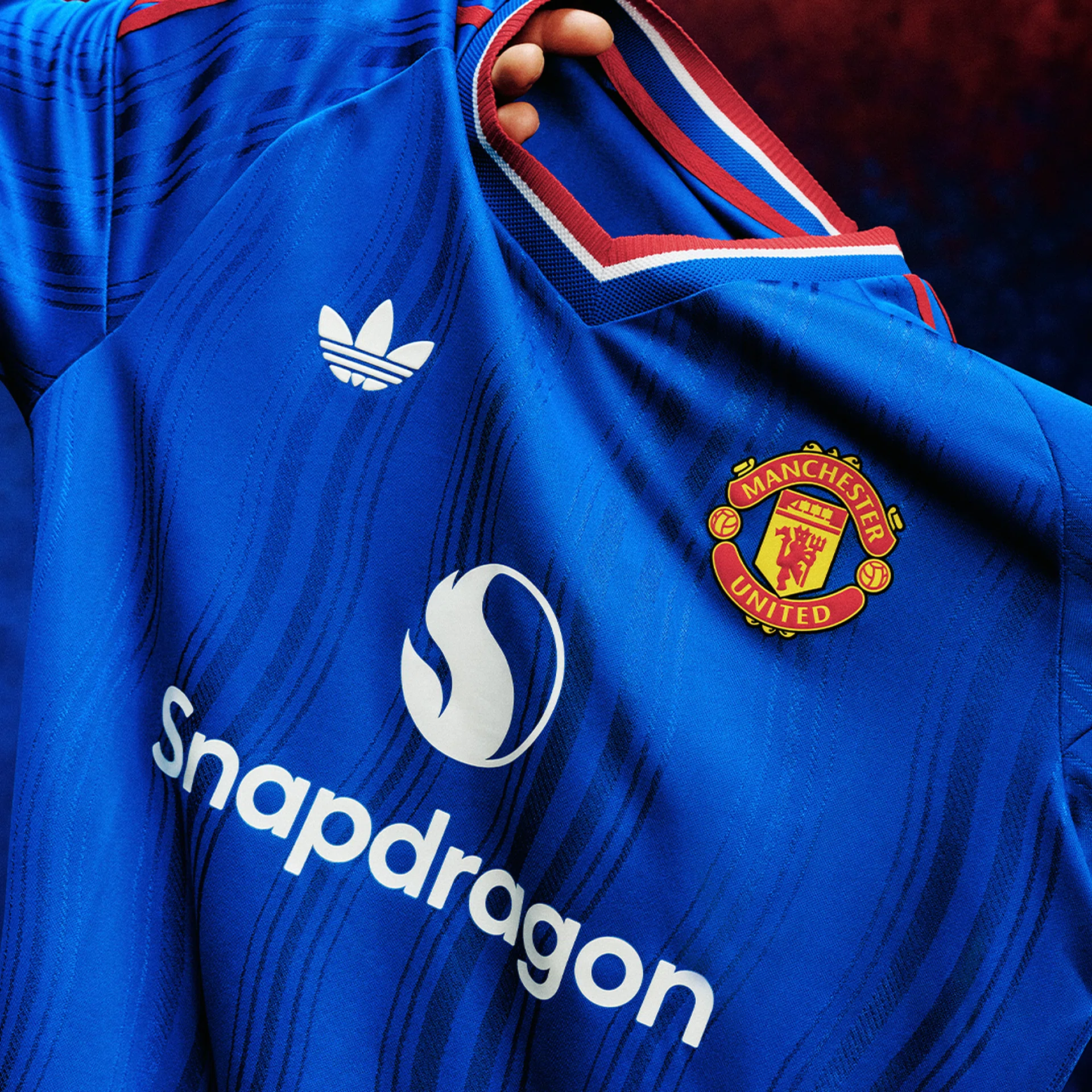Veja fotos do novo uniforme de visitante do Manchester United para a temporada 26/27