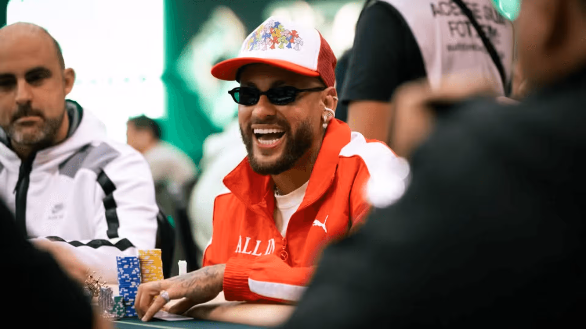 Poupado, Neymar participa de torneio de pôquer em dia de jogo do Santos