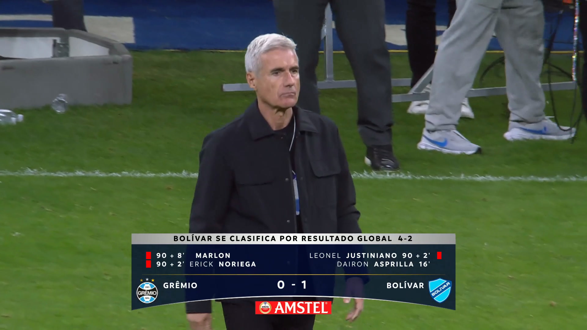 Torcida do Grêmio protesta após eliminação e grita por nome de Renato Portaluppi