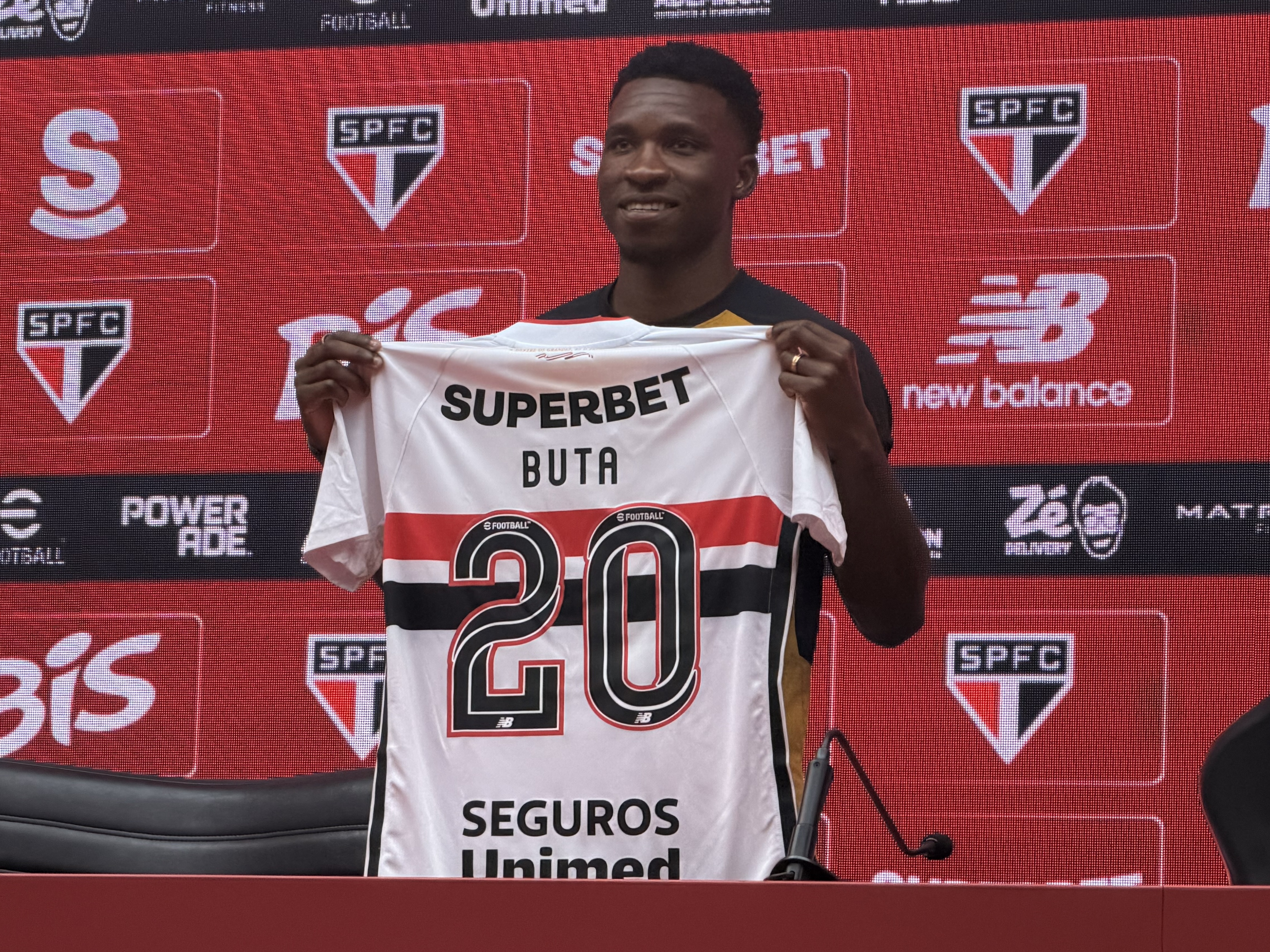 Buta comenta versatilidade e revela posição que prefere atuar no São Paulo