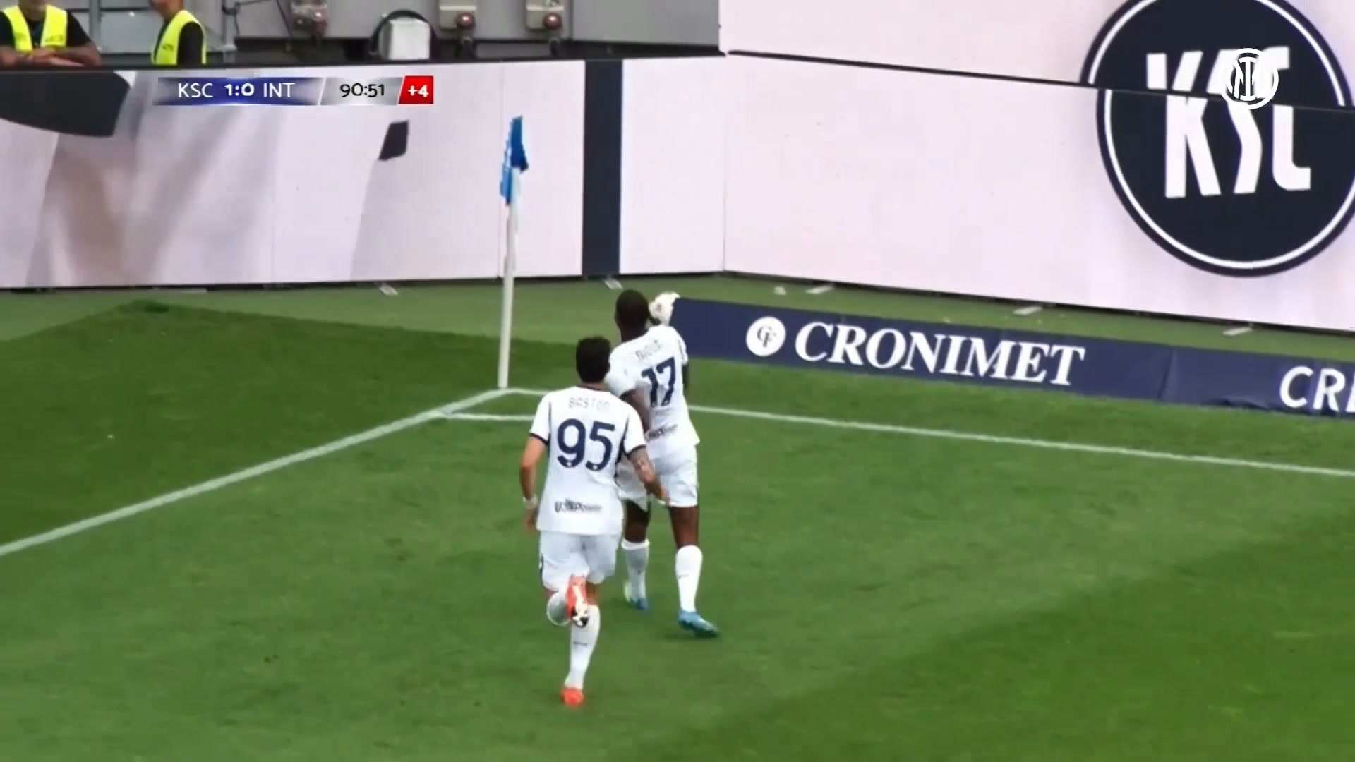 Dois gols no fim: Diouf comanda virada da Inter sobre o Karlsruhe