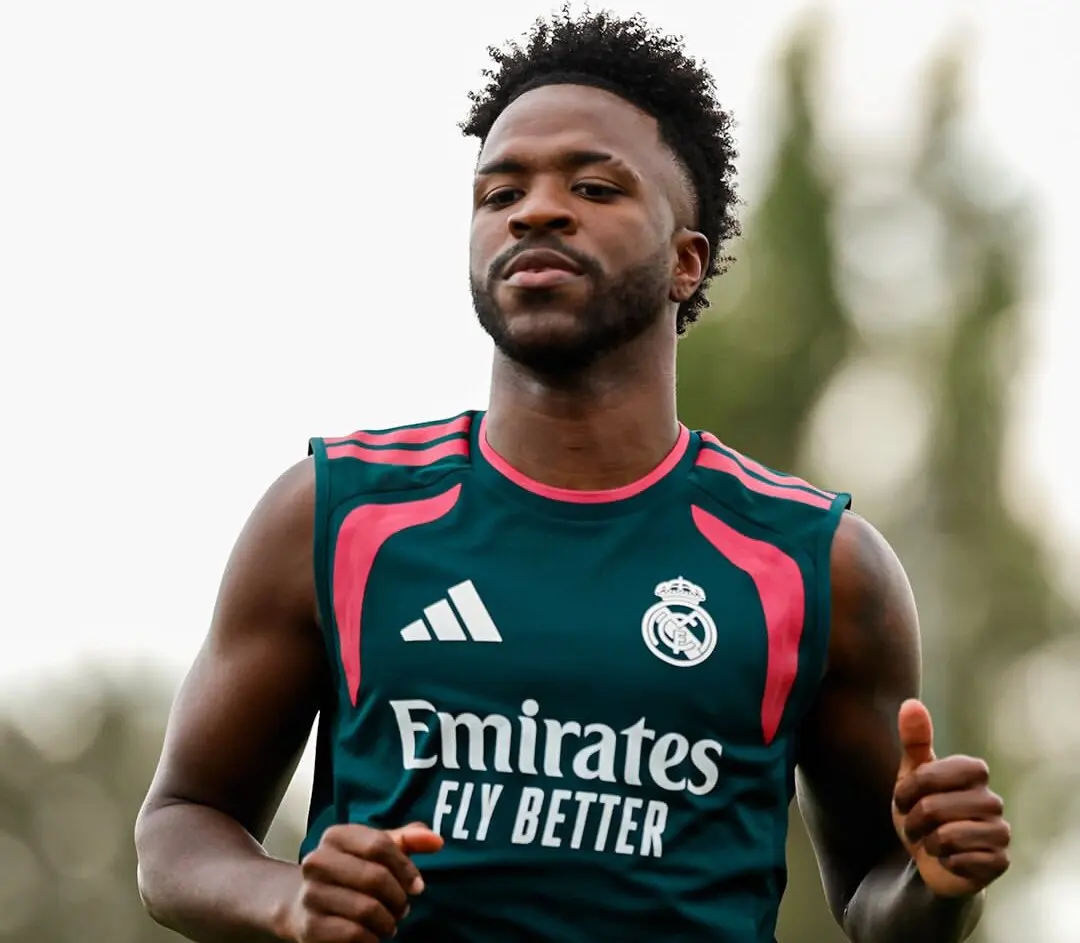 Vinícius Júnior retorna das férias e se reapresenta no Real Madrid ainda sem renovar
