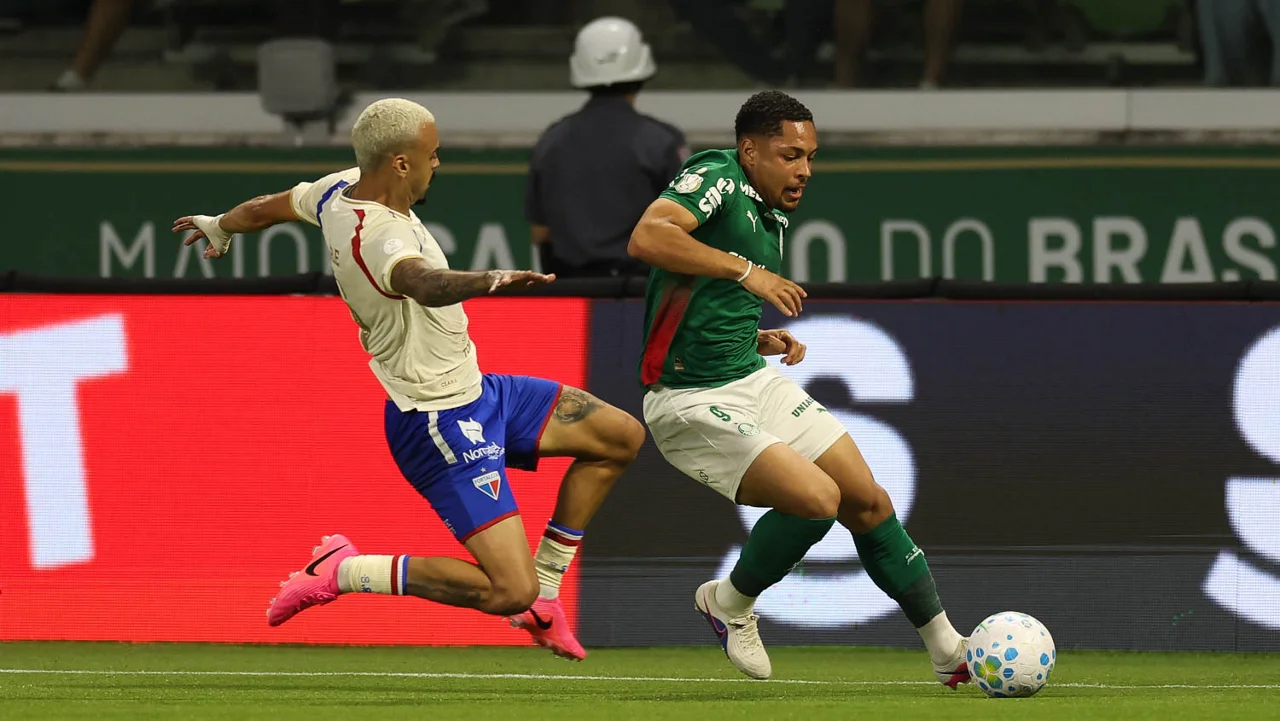 Entenda por que Flaco López e Vitor Roque começaram no banco em Palmeiras x Fortaleza