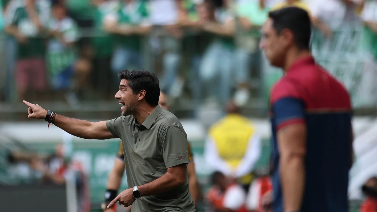 Abel revela queixa de Paulinho e explica presença do atacante no banco em Palmeiras x Fortaleza