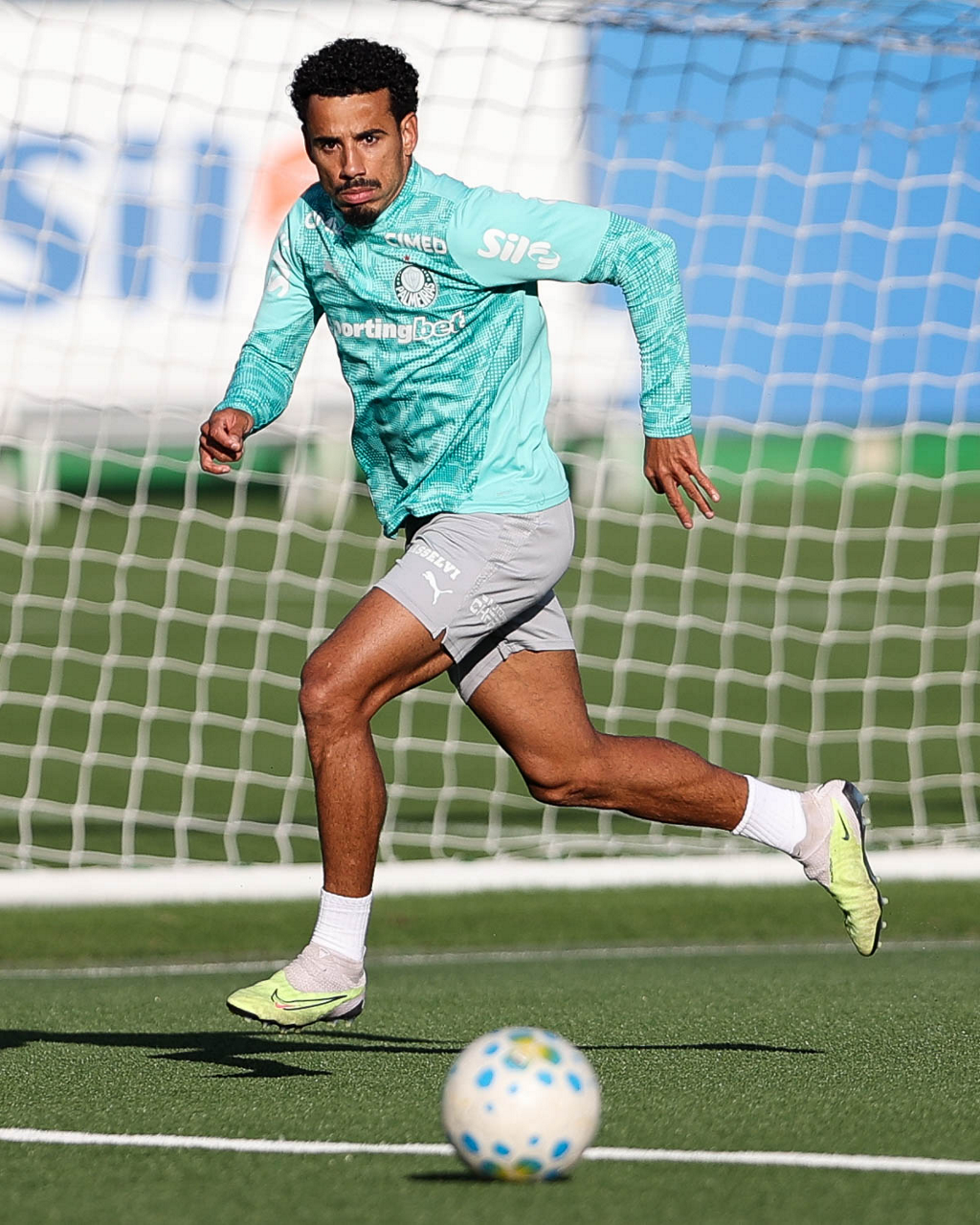 Dono de maior sequência no Palmeiras, Lucas Evangelista celebra confiança de Abel: “Muito feliz”