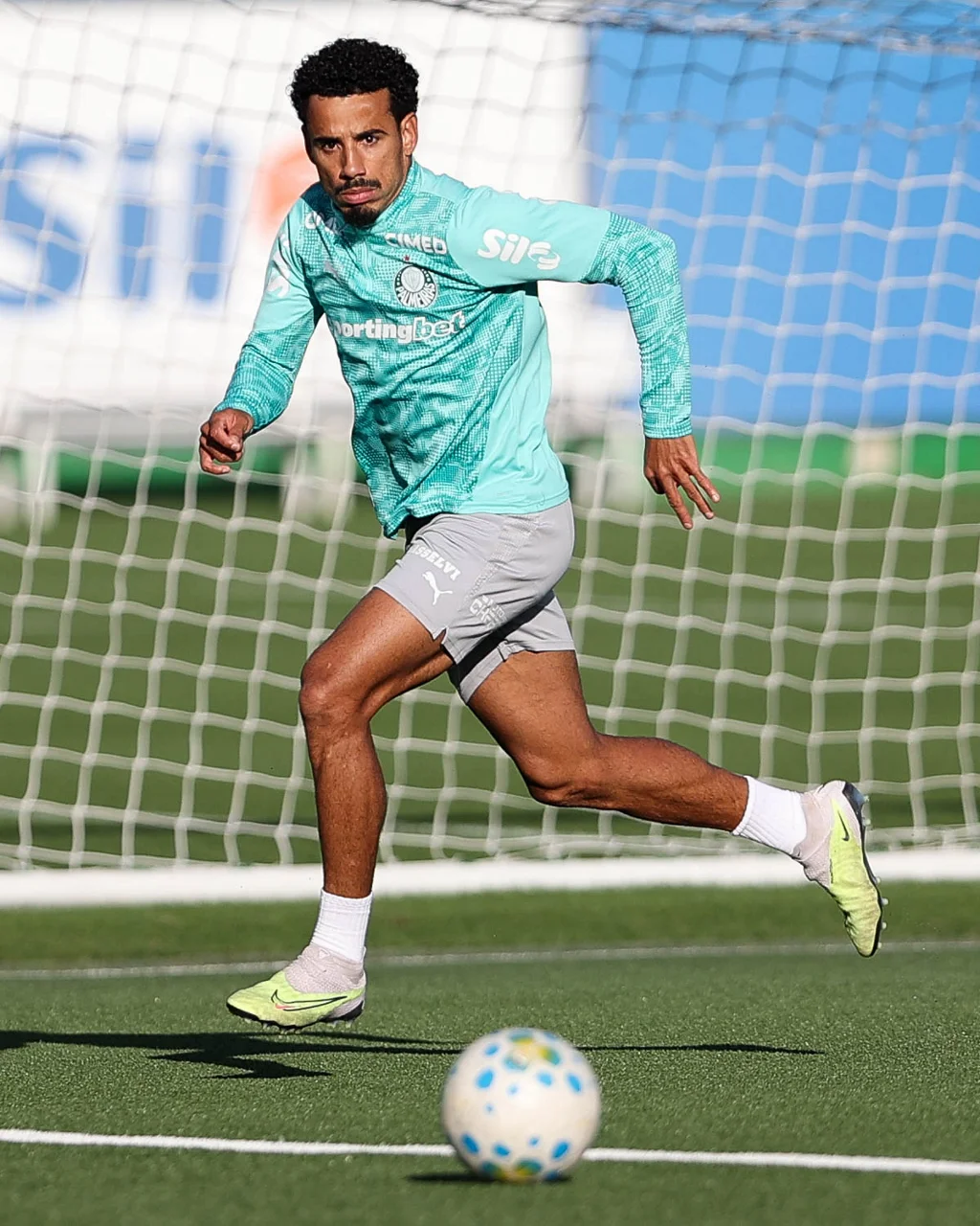 Dono de maior sequência no Palmeiras, Lucas Evangelista celebra confiança de Abel: "Muito feliz"