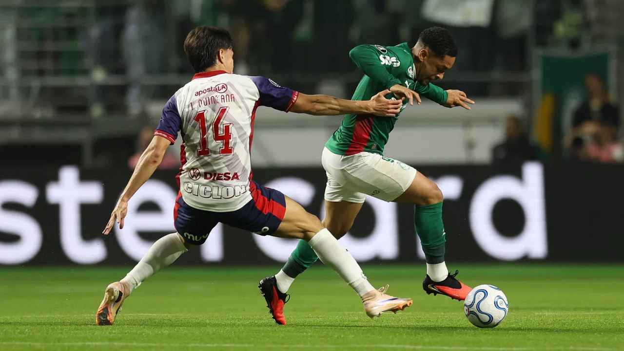 Vitor Roque lamenta empate do Palmeiras e projeta decisão fora: "Buscar a vitória lá"