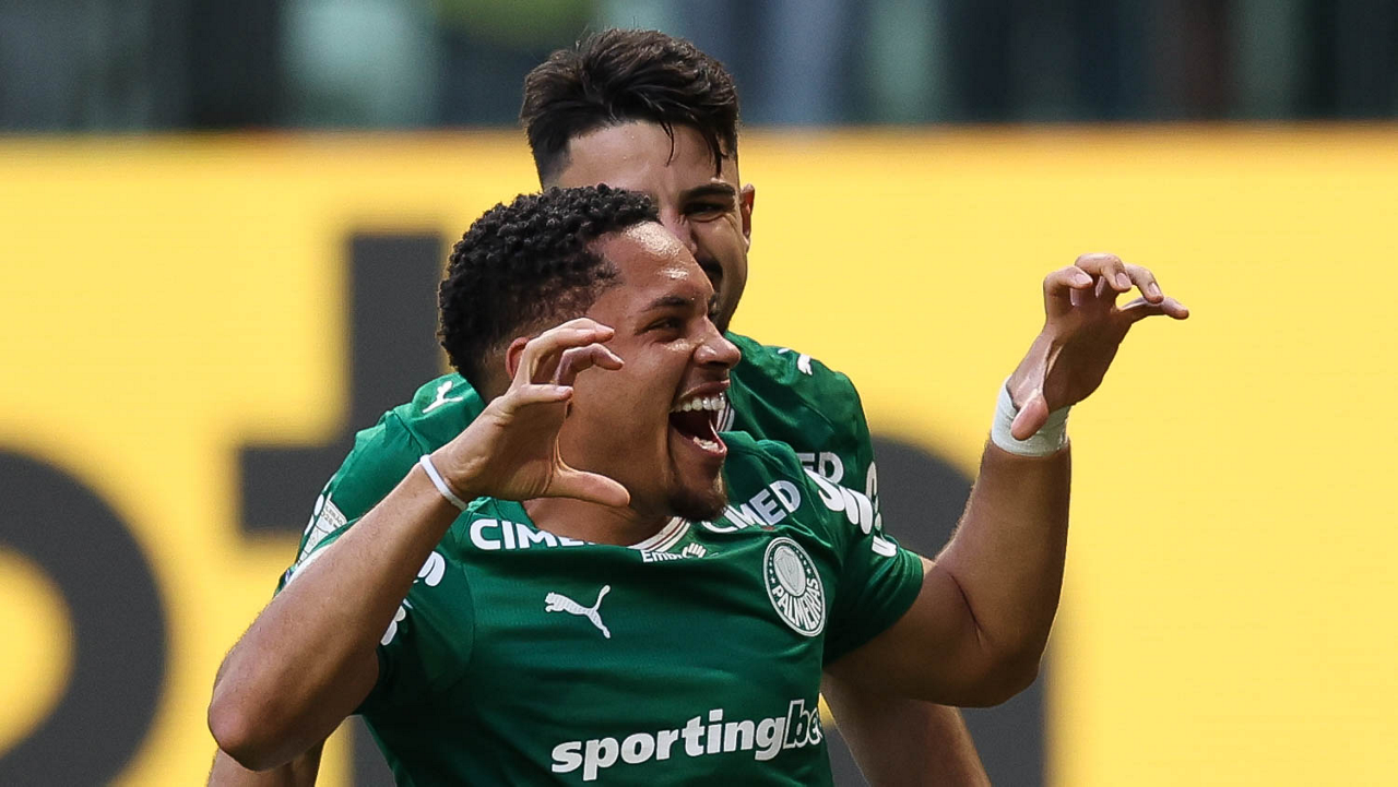 Palmeiras resolve em dez minutos, goleia Vasco e aumenta vantagem sobre o Flamengo