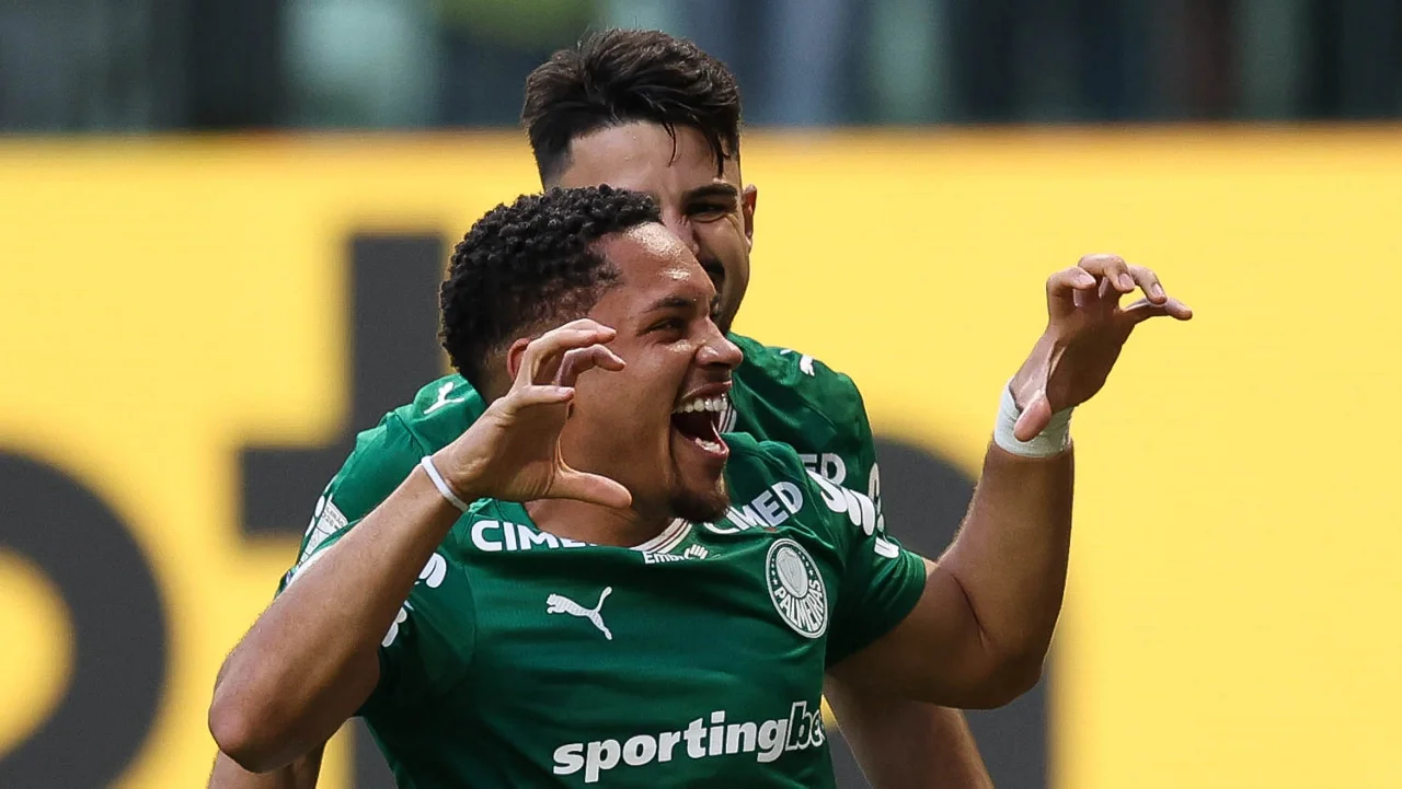 Palmeiras resolve em dez minutos, goleia Vasco e aumenta vantagem sobre o Flamengo