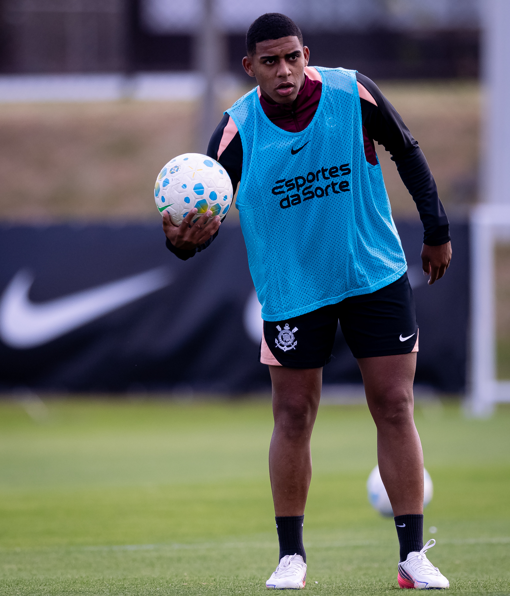 Em baixa, jovem atacante tenta aproveitar brecha para ressurgir no Corinthians