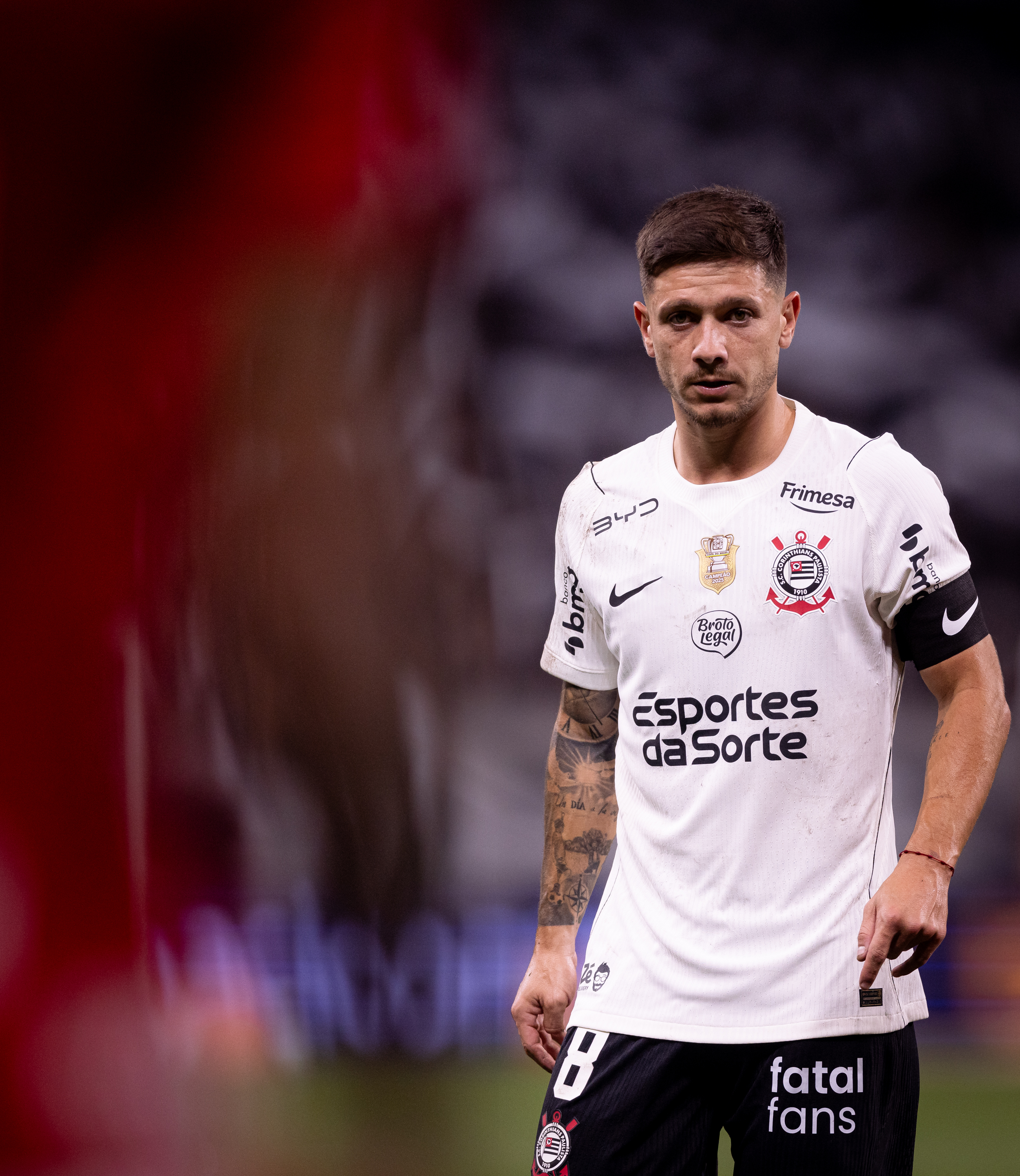 Análise: Corinthians luta, mas é pouco criativo e paga por apagão na ida
