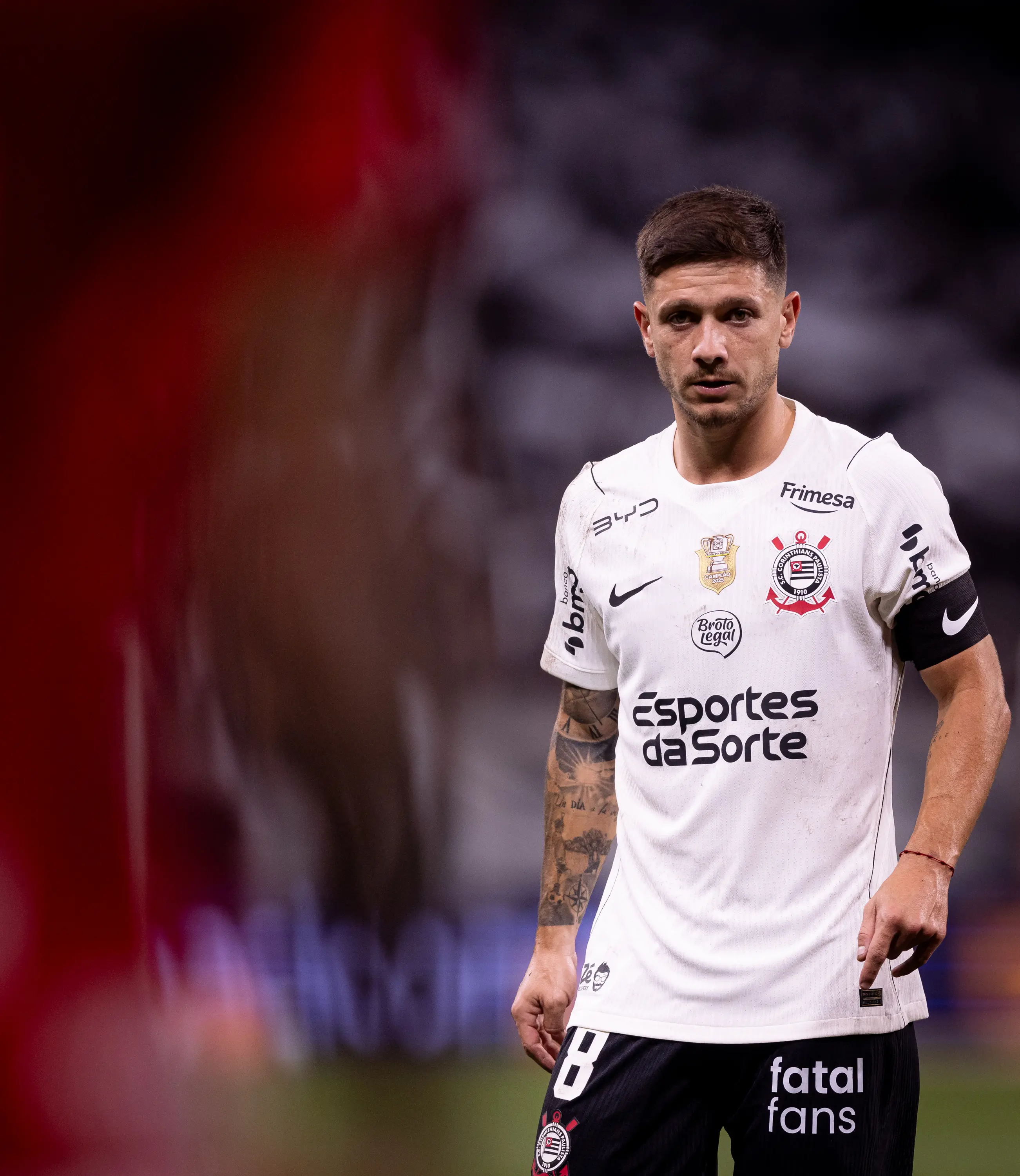 Análise: Corinthians luta, mas é pouco criativo e paga por apagão na ida