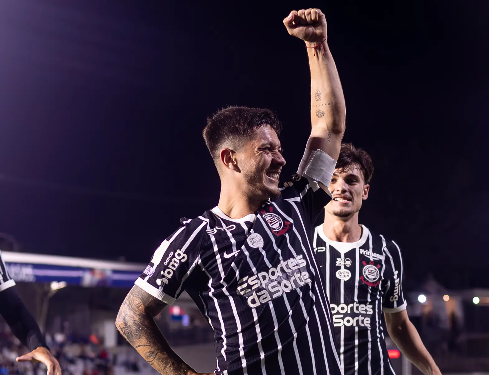 Corinthians aproveita falha de Volpi, vence o Bragantino e encosta no G5