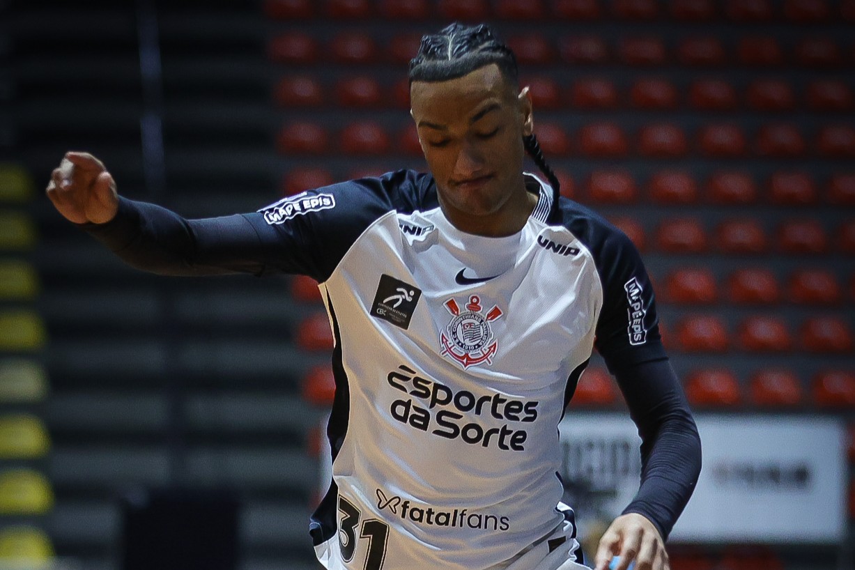 Joia do futsal do Corinthians é testada no campo a pedido de Diniz