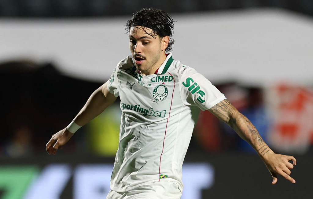 Vitória parabeniza STJD por denúncia contra Maurício, do Palmeiras, e volta a criticar arbitragem