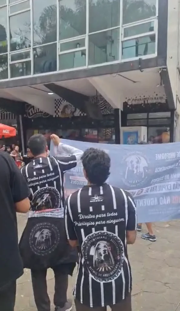Torcida do Corinthians protesta no Parque São Jorge e exige "intervenção, já"