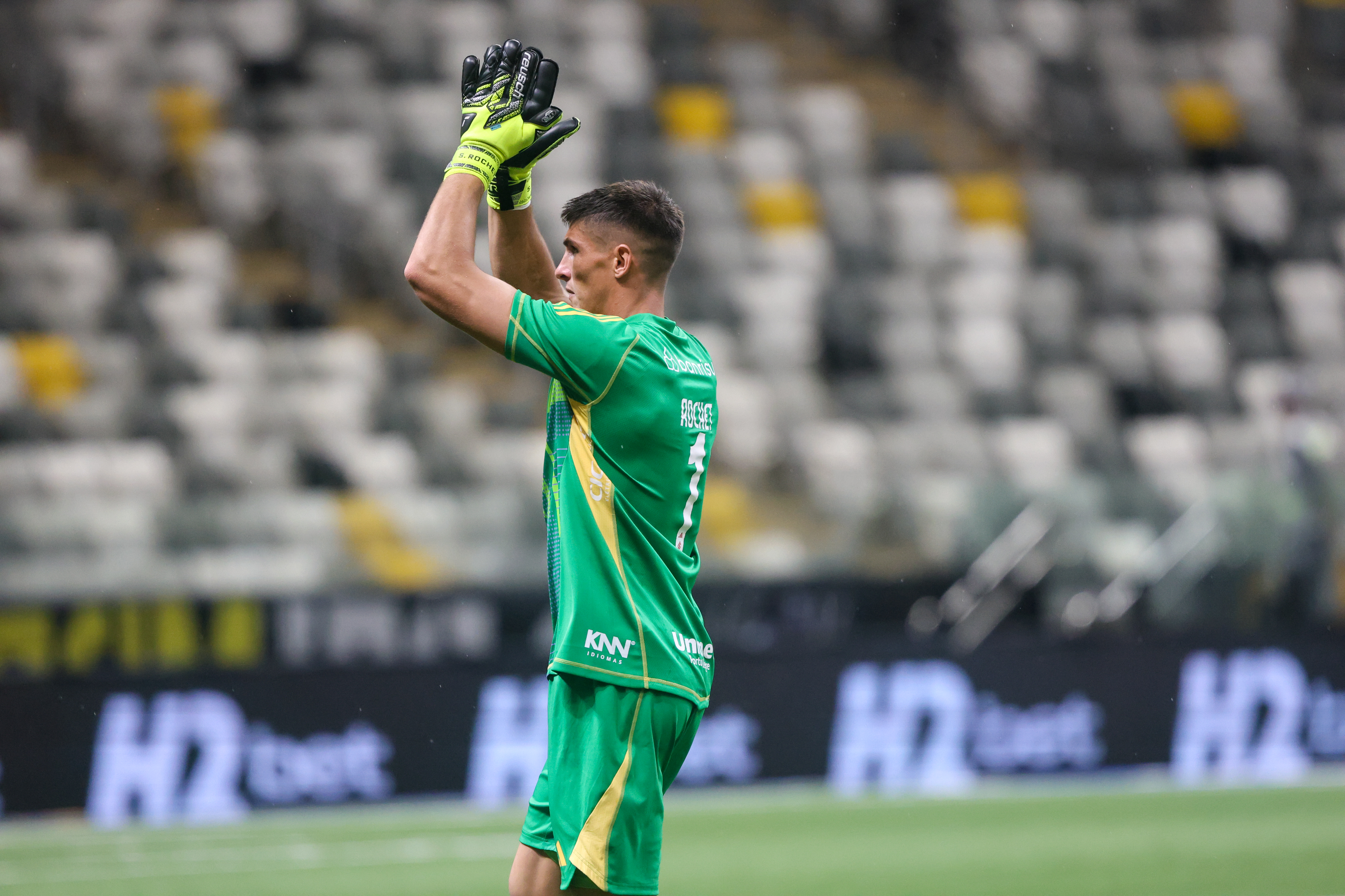 Goleiro uruguaio Rochet passa por cirurgia e desfalca o Inter